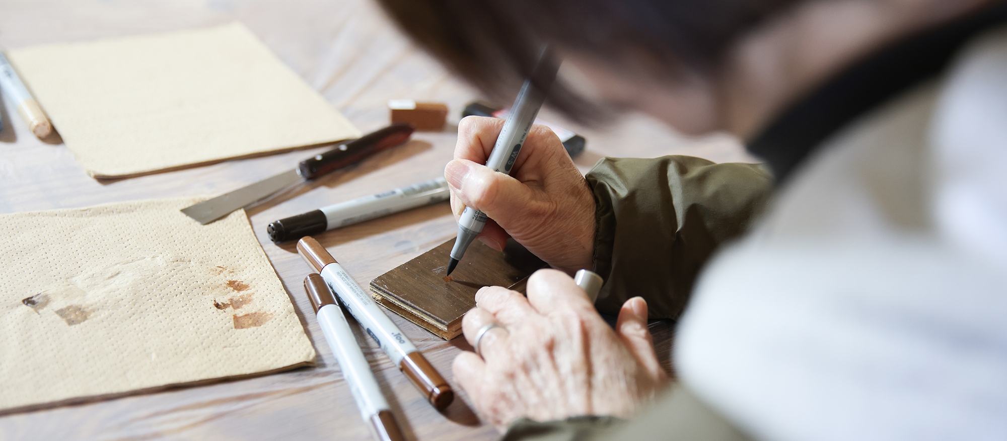 L’esprit unique du « mottainai » au Japon. Découvrez l’artisanat dans un atelier de réparation japonais qui répare toutes sortes de choses. Réparer les souvenirs en réparant les choses.